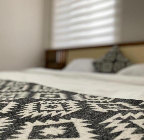 اتاق لوکس با تخت بزرگ, Cube House Osh