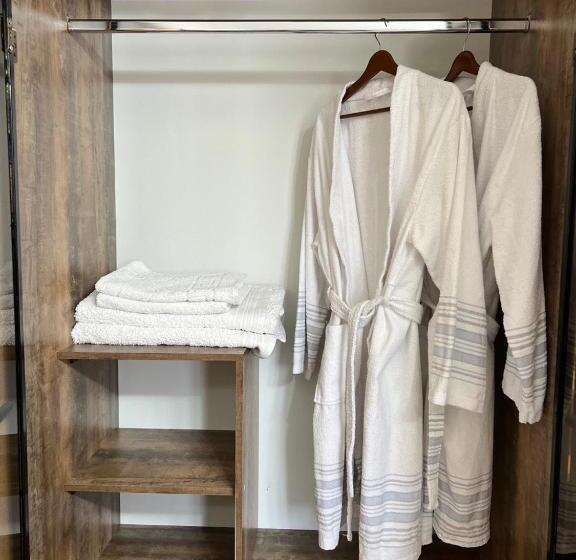 اتاق لوکس با تخت بزرگ, Cube House Osh