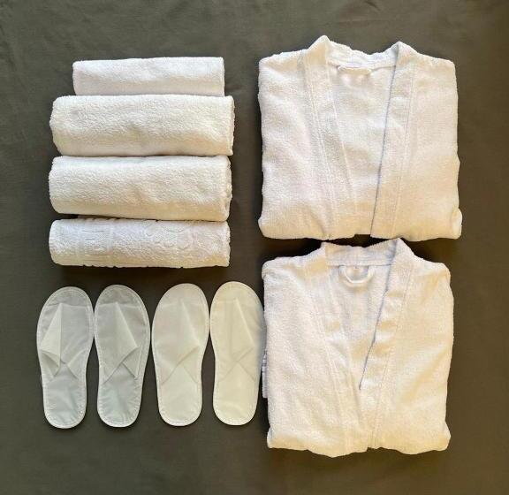 اتاق لوکس با تخت بزرگ, Cube House Osh