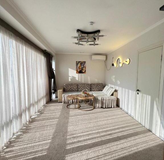 اتاق لوکس با تخت بزرگ, Cube House Osh