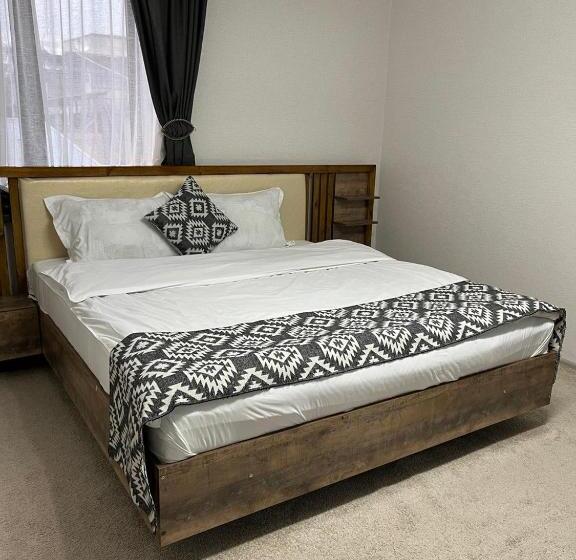 اتاق لوکس با تخت بزرگ, Cube House Osh