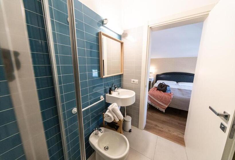 Номер Economy, Kiss