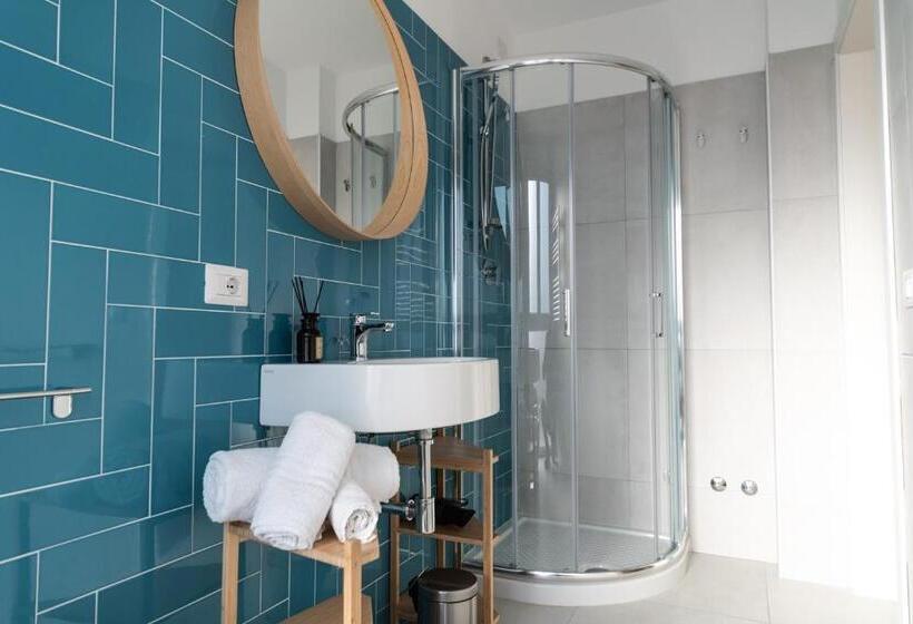 Номер Economy, Kiss