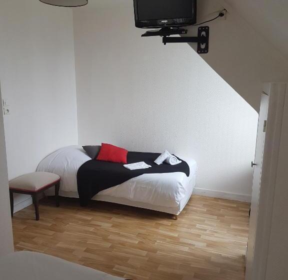 Quarto Triplo Estandar Banheiro Compartilhado, Auberge Le Guinefort