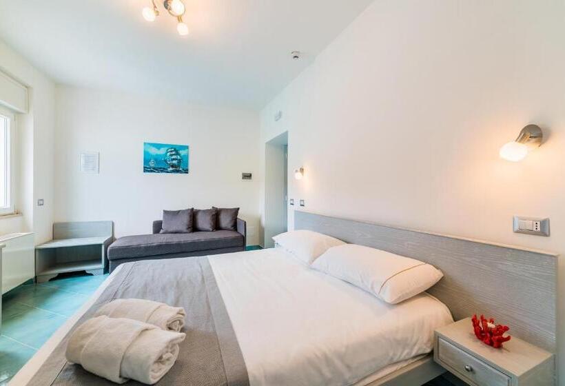 标准三人间, Corallo Circeo