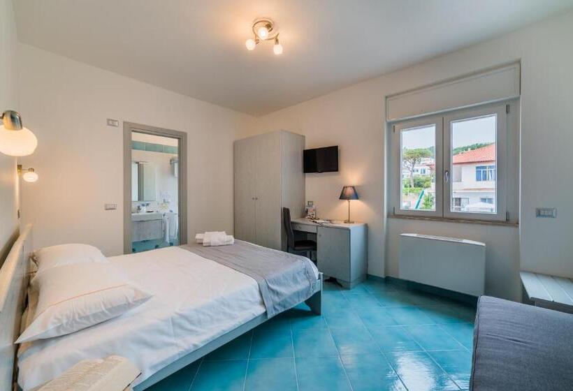 标准三人间, Corallo Circeo