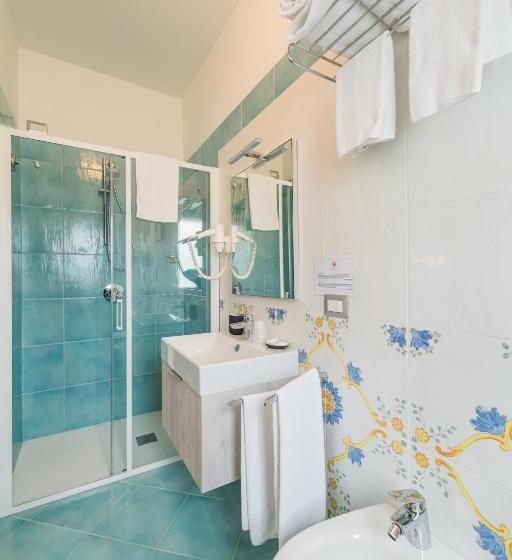 标准三人间, Corallo Circeo