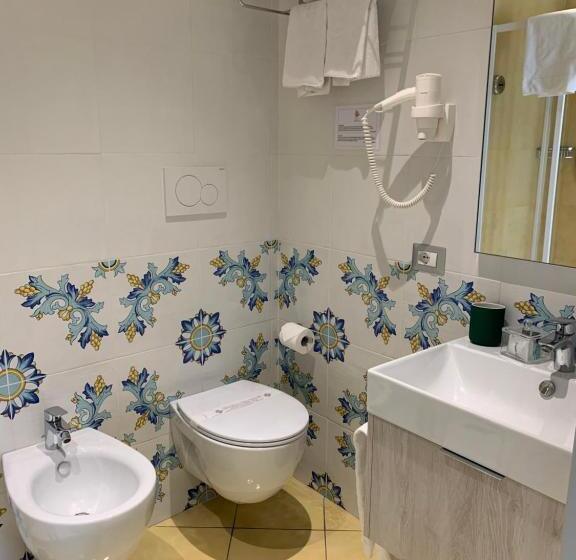 豪华海景房带阳台, Corallo Circeo