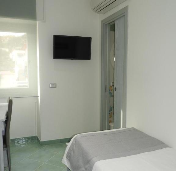 标准单人间, Corallo Circeo