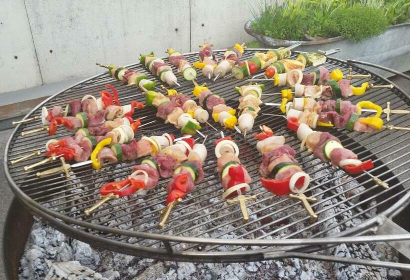 ルームシェアのワンベッド, Heiterhof