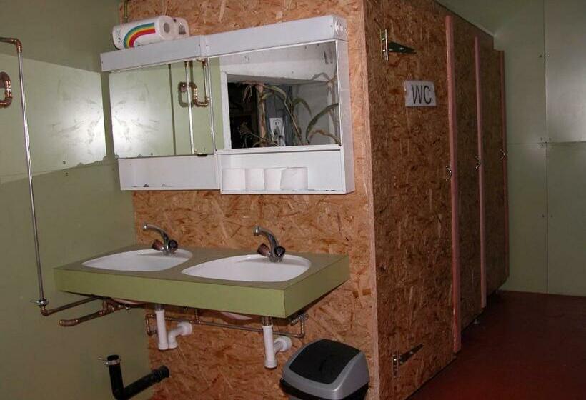 ルームシェアのワンベッド, Heiterhof