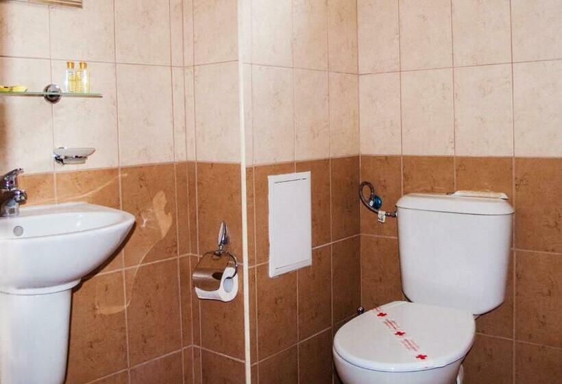 سوئیت با بالکن, Ivian Family