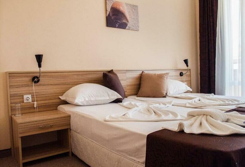 سوئیت با بالکن, Ivian Family