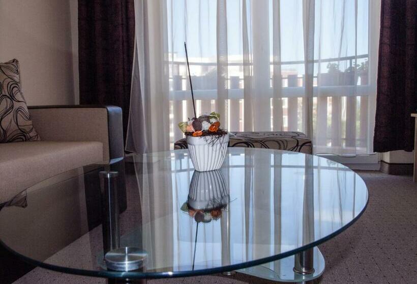 سوئیت با بالکن, Ivian Family