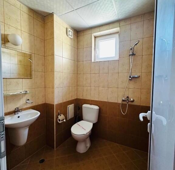 سوئیت با بالکن, Ivian Family