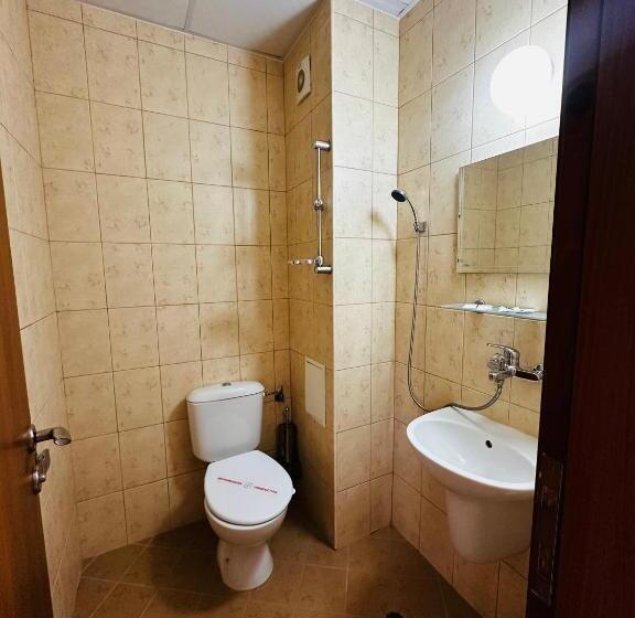 اتاق اکونومی, Ivian Family