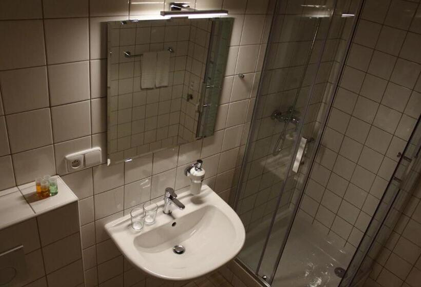 חדר סטנדרט לארבעה, Café Havlíček Penzion