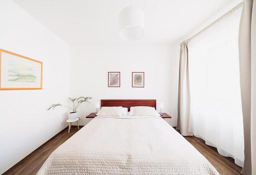 חדר סטנדרט לארבעה, Café Havlíček Penzion