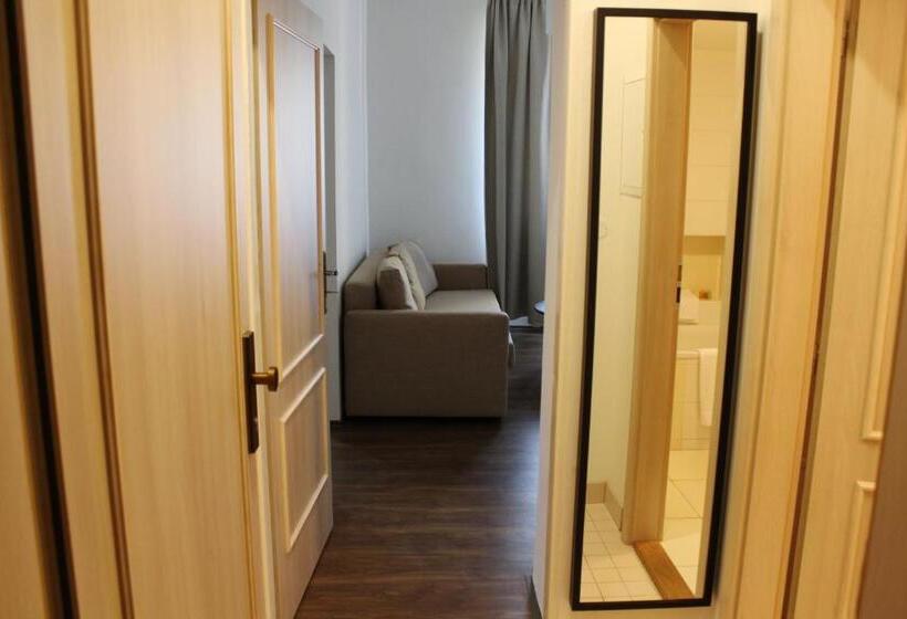 חדר סטנדרט לשלושה עם טרסה, Café Havlíček Penzion