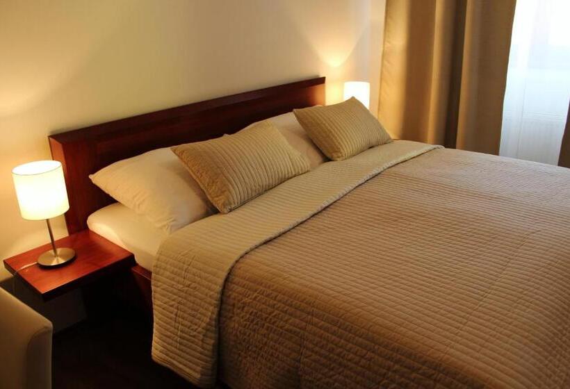 חדר סטנדרט לשלושה עם טרסה, Café Havlíček Penzion