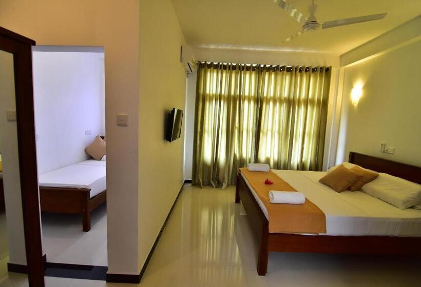 带阳台的三人标准间, Park Lane Apartments