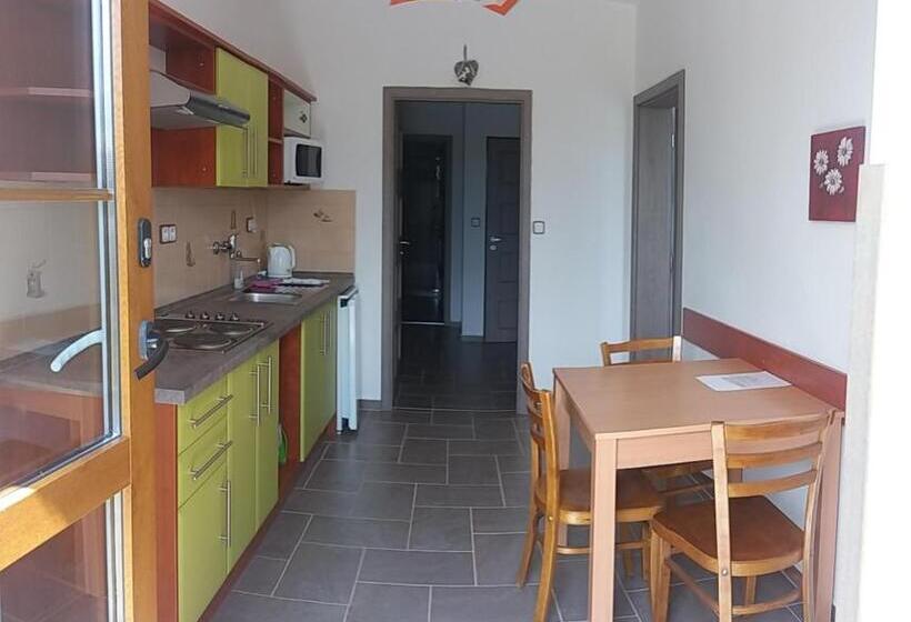 庭の見える１ベッドルームアパートメント, Penzion Panter