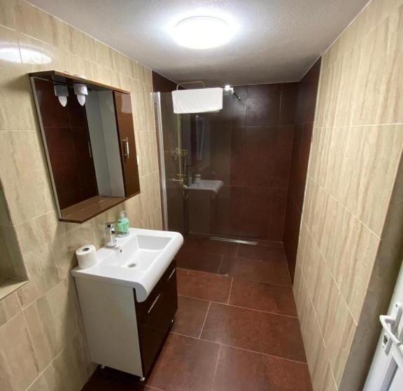 标准平房, Pensiunea Casa Zmeilor