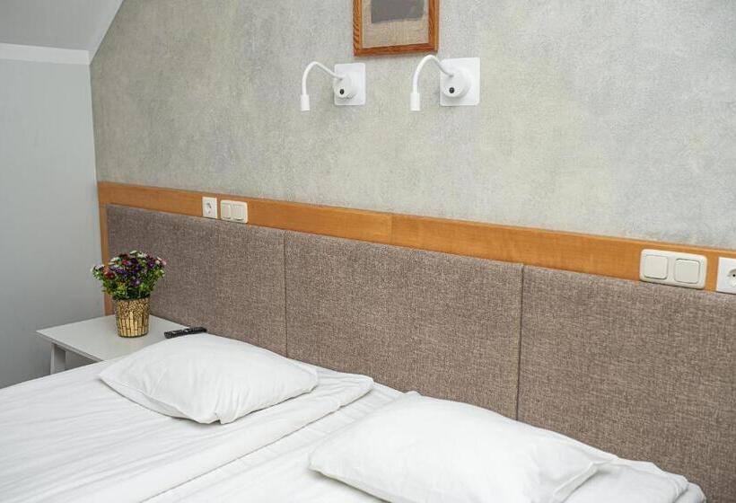 اتاق خانوادگی, Santa