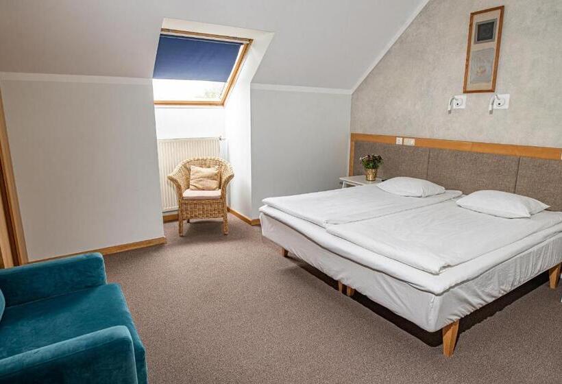 اتاق خانوادگی, Santa