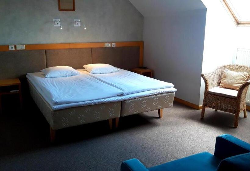 اتاق خانوادگی, Santa