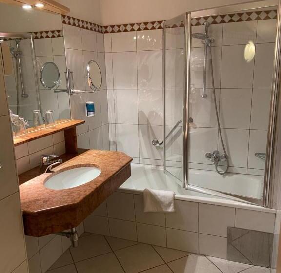 דירת שני חדרים, In The Heart Of The Alps