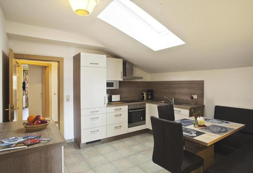 דירת שני חדרים, In The Heart Of The Alps