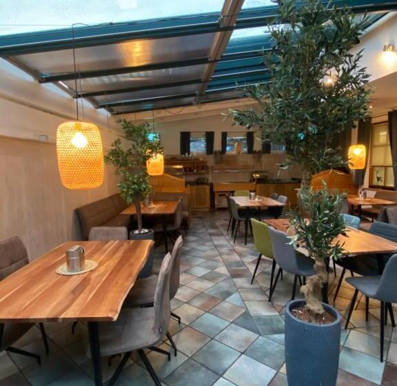 חדר סטנדרט יחיד, In The Heart Of The Alps