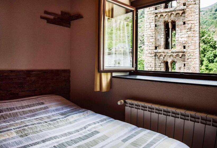 Номер Стандарт Трехместный, Hostal La Plaça