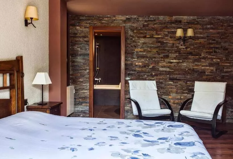اتاق سوپریور با وان آب گرم, Hostal La Plaça