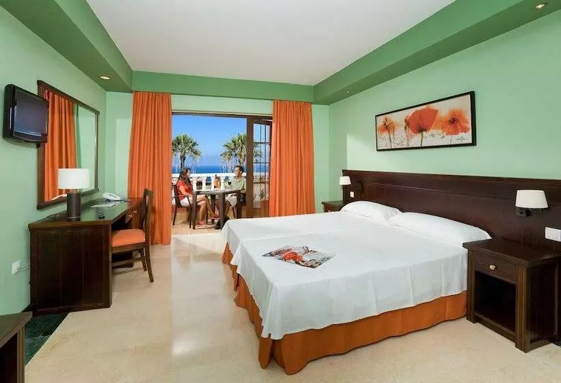 اتاق استاندارد سه نفره, Grand Hotel Callao