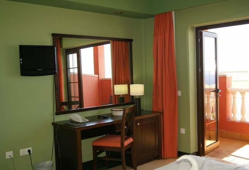 标准三人间, Grand Hotel Callao