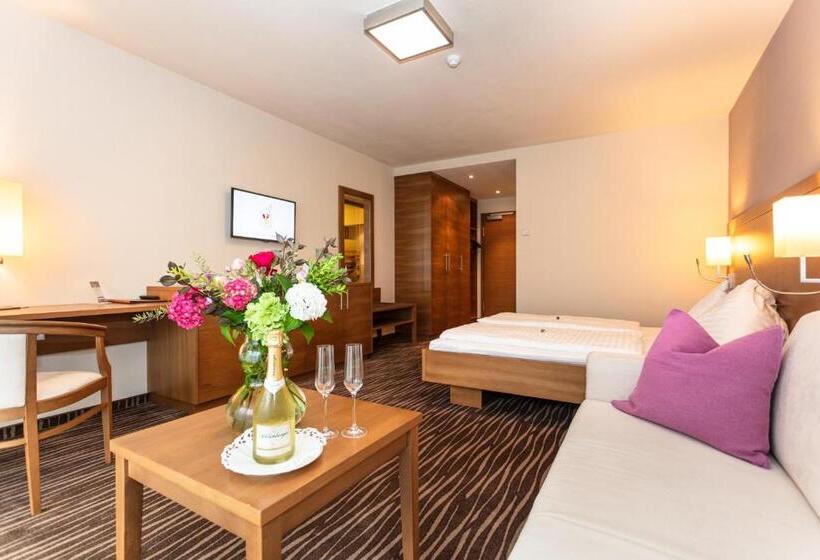 Suíte Júnior com Sacada, Landhaus Rohregger