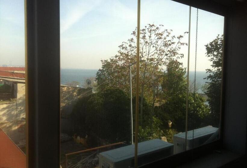 庭の見えるスタンダードトリプルルーム, Mangana Konak