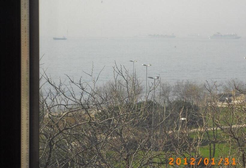 庭の見えるスタンダードトリプルルーム, Mangana Konak