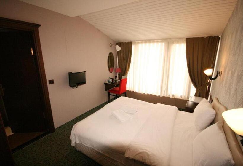 庭の見えるスタンダードトリプルルーム, Mangana Konak