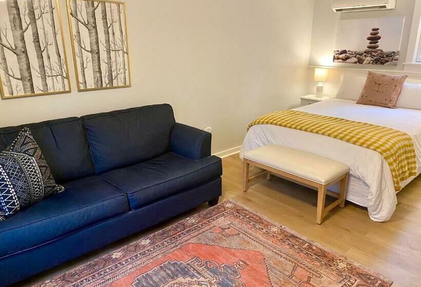 استودیوی لوکس, Hanscom's Motel & Cottages