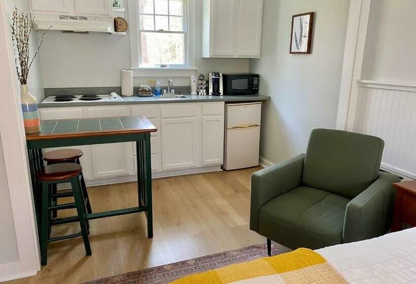 استودیوی استاندارد, Hanscom's Motel & Cottages