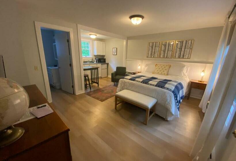 استودیوی استاندارد, Hanscom's Motel & Cottages