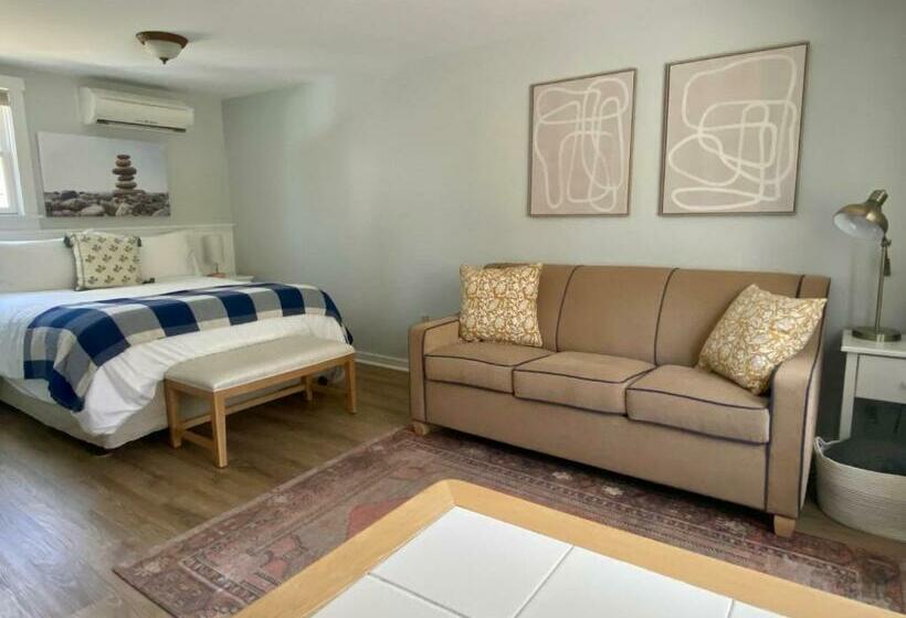 استودیوی لوکس, Hanscom's Motel & Cottages