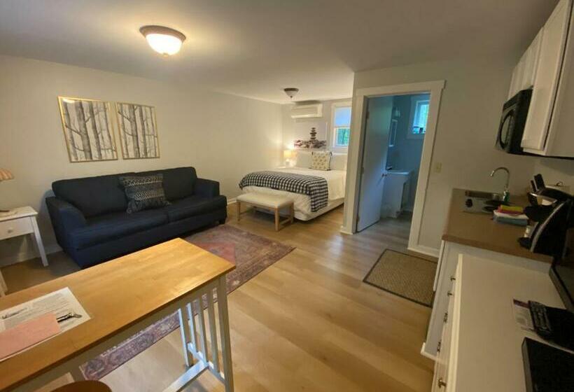 استودیوی لوکس, Hanscom's Motel & Cottages