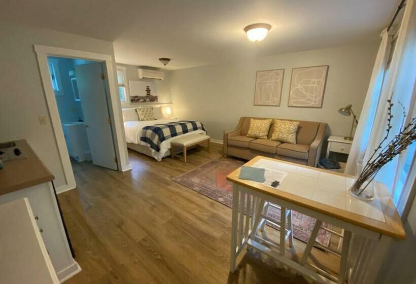 استودیوی لوکس, Hanscom's Motel & Cottages