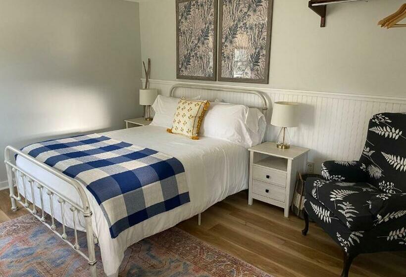 استودیوی لوکس, Hanscom's Motel & Cottages