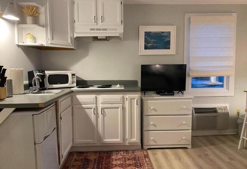 استودیوی لوکس, Hanscom's Motel & Cottages