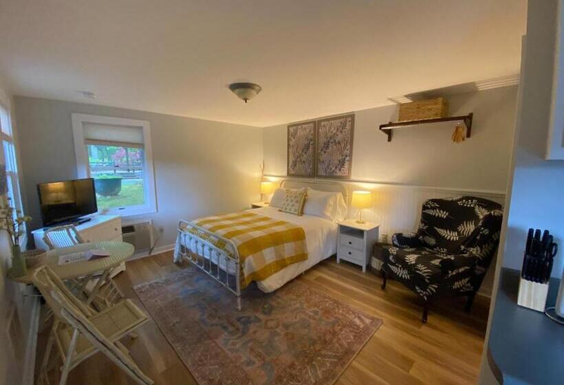 استودیوی لوکس, Hanscom's Motel & Cottages